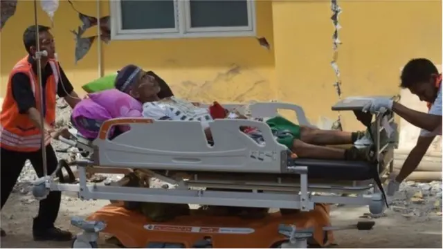 ဆေးရုံမှာ တက်ရောက် ကုသနေတဲ့ လူနာတွေကို လမ်းပေါ်ကို ရွှေ့ပြောင်းခဲ့ရ