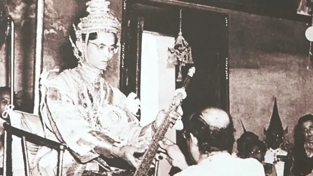 ในหลวง ร.9 ทรงรับพระแสงขรรค์ชัยศรี