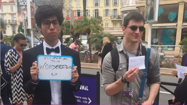 جماهير من عشاق السينما يطلبون الحصول على تذاكر لمشاهدة الأفلام