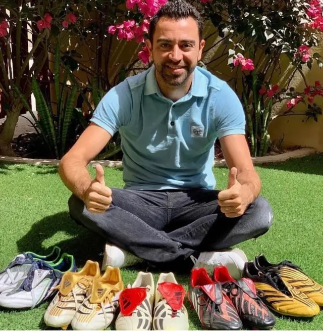 Xavi avec cinq paires de bottines.