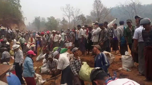မြေစာတွေမှာ ကျောက်ရွှေ တွေ့ရှိတယ်ဆိုပြီး ဒေသခံထောင်ချီက လာရောက် တူးယူ