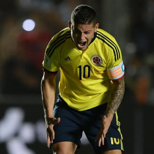 James Rodríguez reacciona a una acción del partido