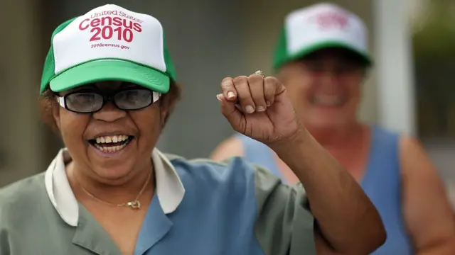 Una señora lleva una gorra puesta que dice "Censo 2010"