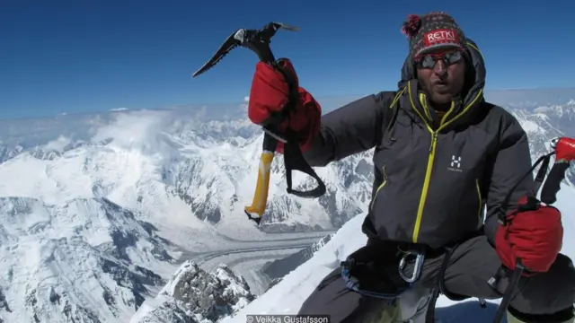Veikka Gustafsson en la cima de Gasherbrum I (8.080m) en Pakistán. Fotografía de Veikka Gustafsson.