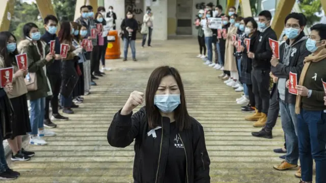 香港玛丽医院外余慧明(中)带领罢工医护人员叫喊口号(3/2/2020)