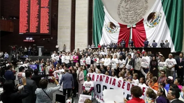 Diputados defienden la reforma eléctrica