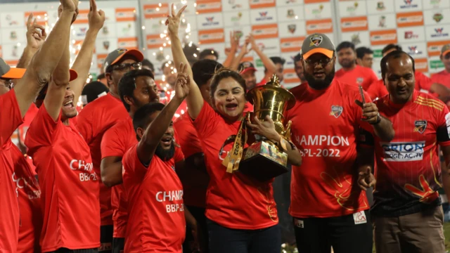 কুমিল্লা ভিক্টোরিয়ান্সের মালিক নাফিসা কামালের শিরোপা নিয়ে উল্লাস
