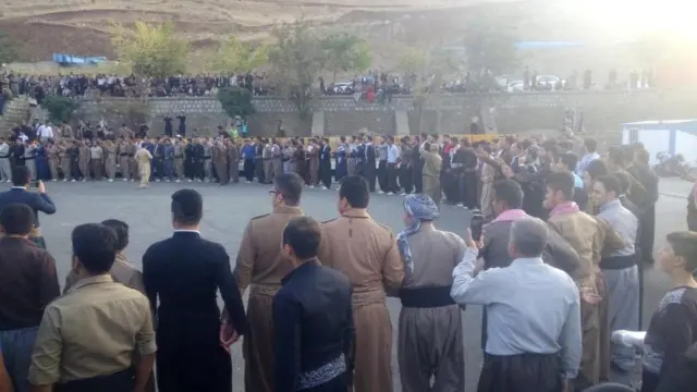 در بعضی شهرهای ایران هم کردها برای همه‌پرسی استقلال اقلیم شادمانی کردند - رقص در بانه