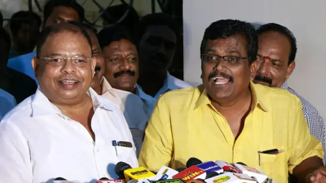 பதவி நீக்கத்தை எதிர்த்து வழக்கு தொடர தினகரன் குழுவினர் முடிவு