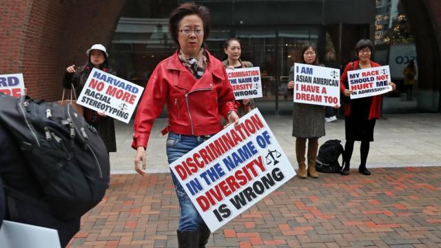 去年美国另一所名校哈佛大学也被指招生过程中涉嫌歧视亚裔申请者（图为美国法院外的华裔示威者，标语上写着"以多元化为名的歧视是错的"，资料照片）