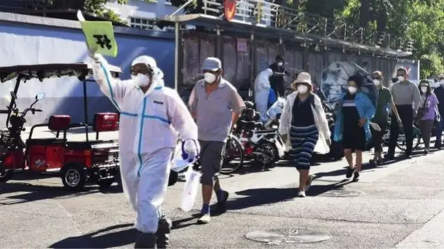 北京對居民進行核酸檢測。