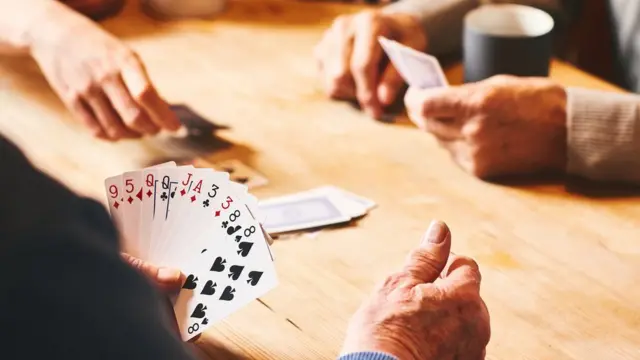 ஒன்றாக அமர்ந்து சீட்டு விளையாடிய 13 பேருக்கு கொரோனா பாதிப்பு - தினத்தந்தி