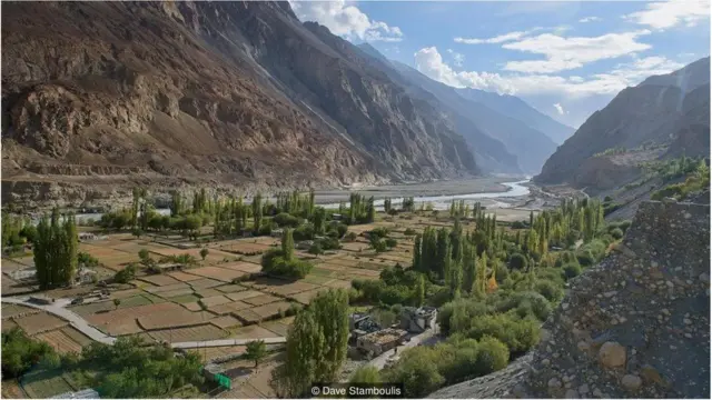 在喀喇昆侖山脈貧瘠的棕色懸崖絶壁及河谷中，這是一片生機盎然的綠洲。