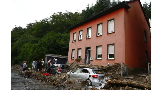 जर्मनी आणि बेल्जियममध्ये पुरामुळे हाहाःकार