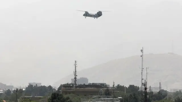 Un helicóptero militar de EE.UU. sobrevuela Kabul durante la evacuación de personal, 15 de agosto de 2021