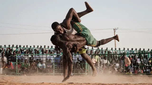 Ndị na-agba mgba n'asọmpị 'Nuba' n'amaegwuregwu Haj Youssef dị na Khartoum ụbọchị Fraide, 21,2019