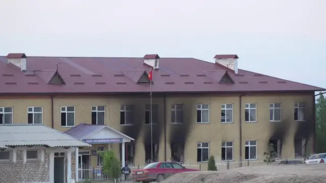 Сүрөттө Максат айылындагы мектеп