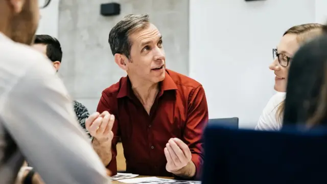 مطالعات نشان می‌دهند نیاز به بحث درباره یک موضوع باعث می‌شود فکر کنیم ازآنچه واقعاً هستیم، باهوش‌تریم