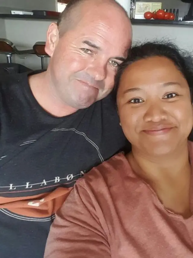 Agi Cakradirana dan suami -sehari sebelum gempa dan tsunami.