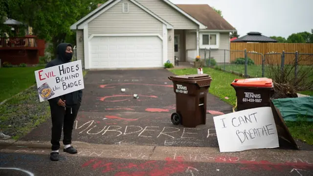 Chauvin'in evinin önüne "katil" yazıldı, "Kötülük bu rozetin arkasında" ve "Nefes alamıyorum" yazılı pankartlar bırakıldı