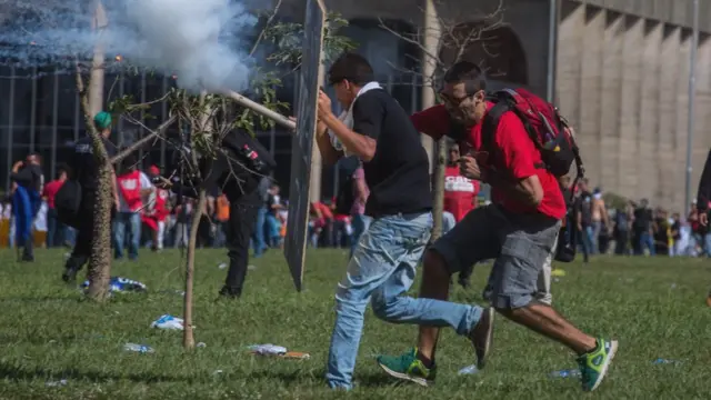 Manifestantes entram em confronto com policiais em Brasília, no dia 24 de maio de 2017