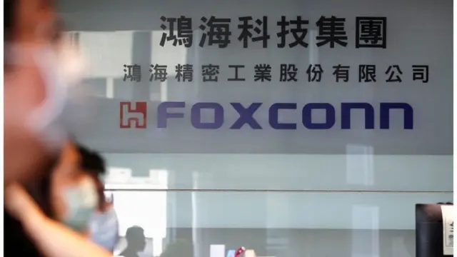 Mỗi tập đoàn Foxconn và TSMC mua năm triệu liều vaccine.