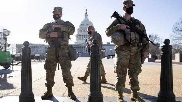 Бойцы Национальной гвардии перед Капитолием