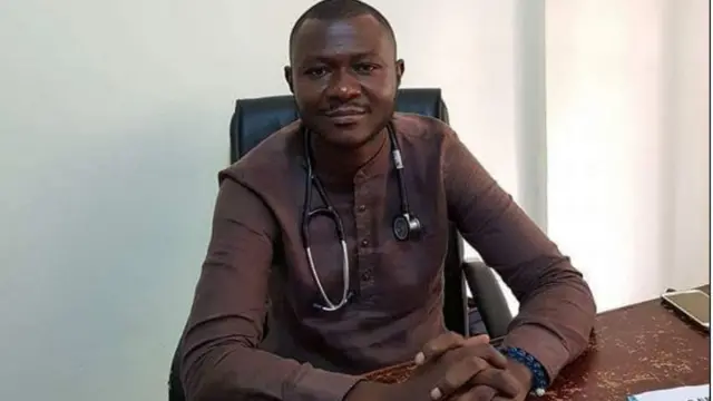 Haurace Nyandem assis dans son bureau