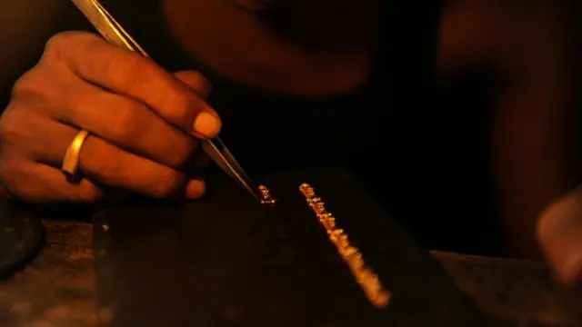 গহনা বানাচ্ছেন একজন স্বর্ণকার