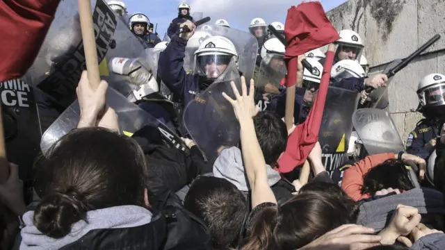 Не всем по душе жесткая экономия ради сокращения госдолга