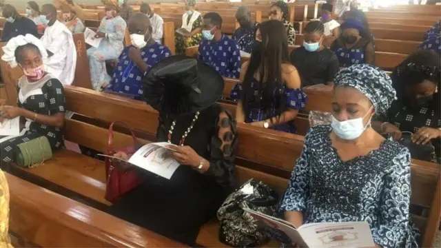 Awọn alejo ati ẹbi oloogbe ninu ile ijọsin