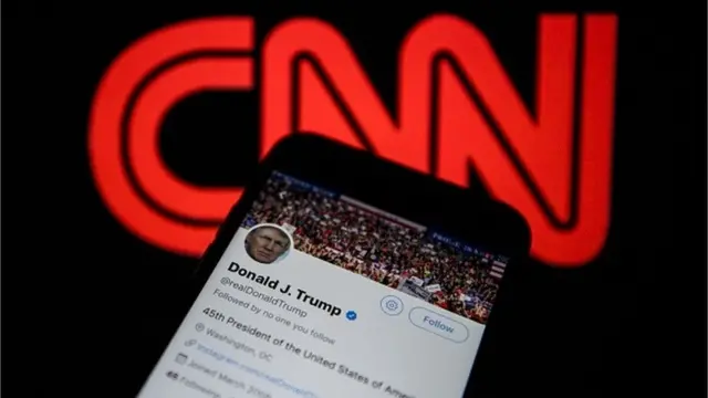 Президент США Трамп общается с гражданами страны и миром через Twitter и часто критикует традиционные СМИ