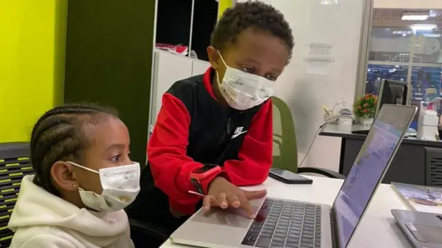 የኔታ ካስተማራቸው 1200 ተማሪዎች ሁለቱ ሳሌም እና የ7 ዓመት ወንድሟ አቤም ናቸው።