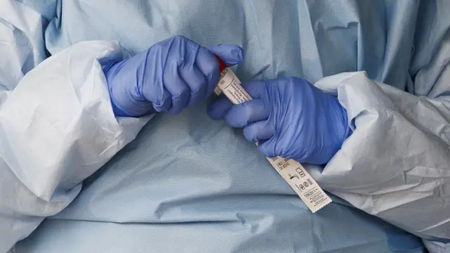 Trabajador de la salud con una prueba de coronavirus