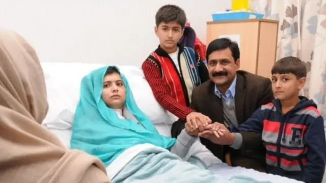 मलाला अपने परिवार के साथ