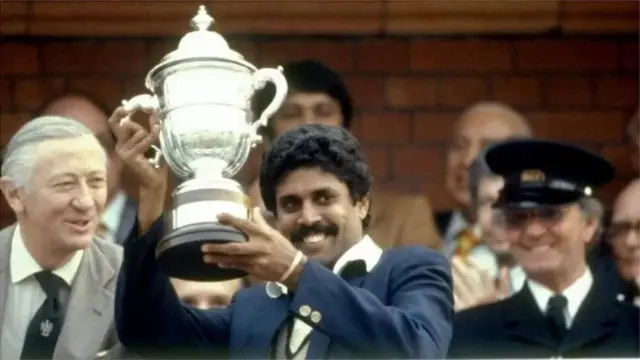 వరల్డ్ కప్‌ ట్రోఫీతో కపిల్ దేవ్