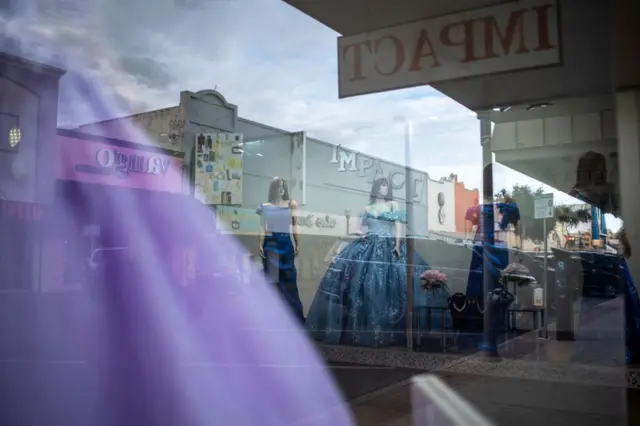 El reflejo de un escaparate en el centro de McAllen, Texas.