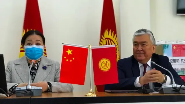 Саламаттык сактоо министри Сабиржан Абдкаримов Кытайдын жардамын алып жаткан учур