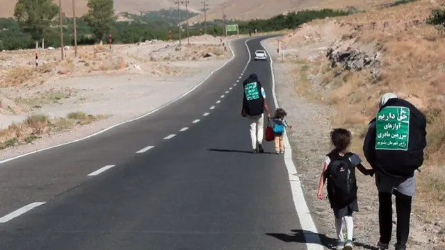 آنها با پای پیاده سفر میکنند و گاهی هم سوار کامیون و تریلی میشوند