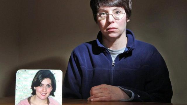 迪伊女士（Holly Dee）的女儿奥利弗（Nicole Oliver）2007年死于丈夫的枪下。平均每月有50位左右的美国女性被自己的伴侣枪杀致死。