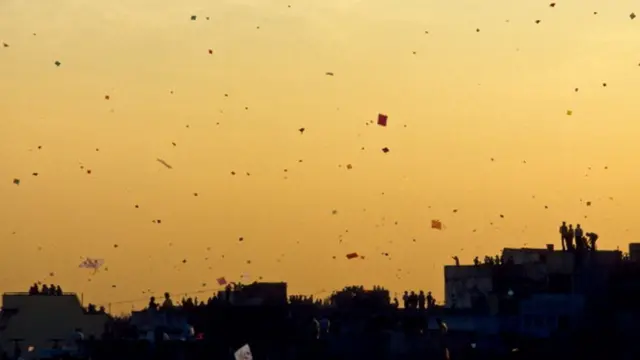 પતંગ ચગાવતા લોકો