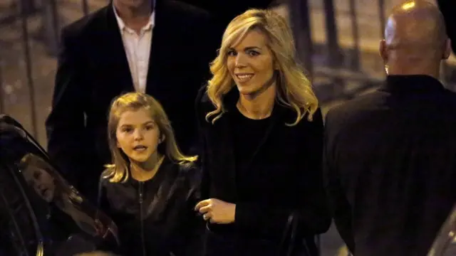 洛朗丝·奥齐埃（中）与她的女儿离开开票集会现场（7/5/2017）