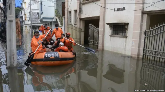 NDRF च्या टीम्स लोकांना सुरक्षित ठिकाणी हलवत आहेत.