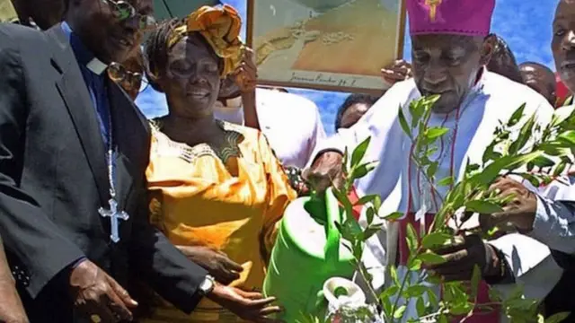 Aliyekuwa mshindi wa tuzo la Nobel nchini Kenya marehemu waangari Maathai na askofu Ndingi Mwana a'Nzeki