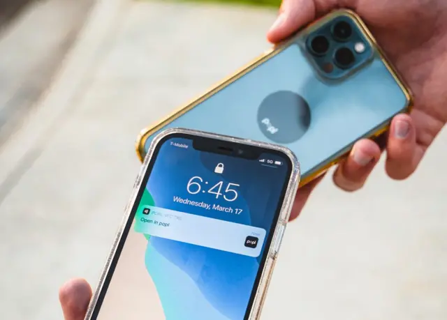 포플은 NFC(근거리 통신) 기술을 사용하는데, 휴대전화 뒷면에 부착하는 작은 원형 태그를 통해 다른 사람의 단말기에 세부 정보를 전송한다