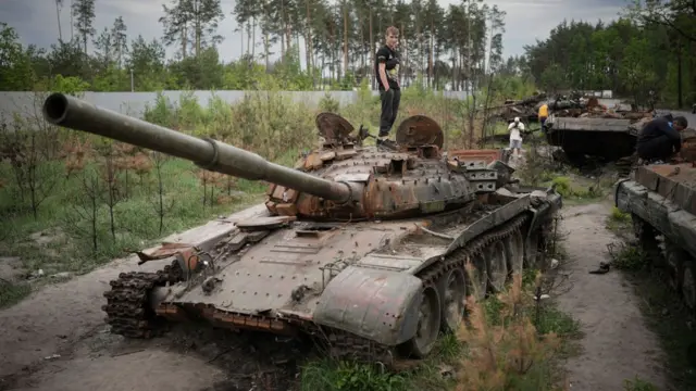 Pessoas inspecionando tanques abandonadostecnicas de roletaIrpin