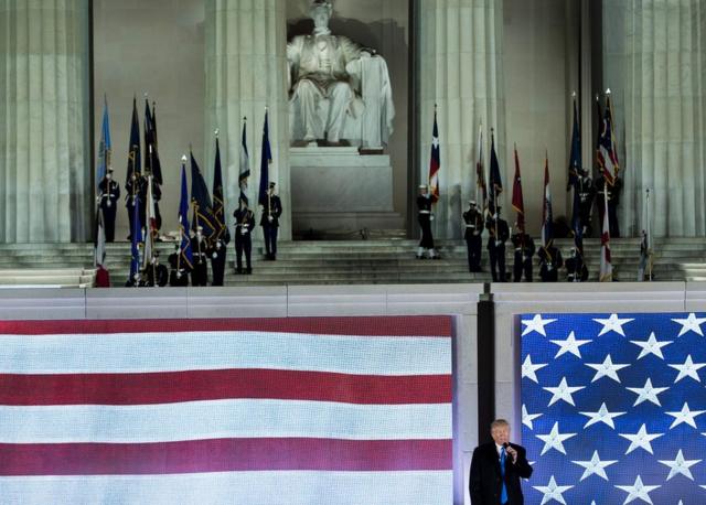 Trump en el Monumento a Lincoln