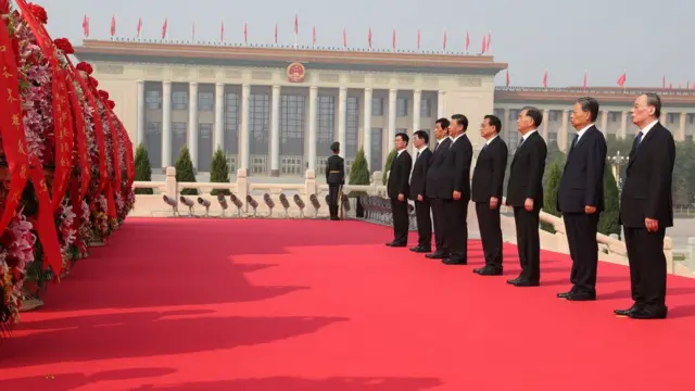 习近平、李克强、栗战书、汪洋、王沪宁、赵乐际、韩正、王岐山等在北京天安门广场，出席烈士纪念日