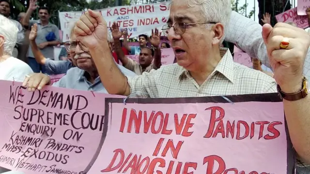 આ યોજના અંતર્ગત નોકરી મેળવનાર એક કાશ્મીર પંડિતે નામ ન છાપવાની શરતે જણાવ્યું હતું કે યોજનાને કાશ્મીરી પંડિતોને વસાવવા માટેની યોજના તરીકે ના જોવી જોઈએ