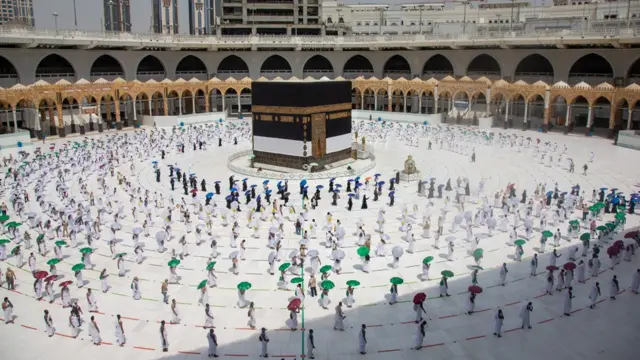 الحجيج يطوفون حول الكعبة في المسجد الحرام في مكة